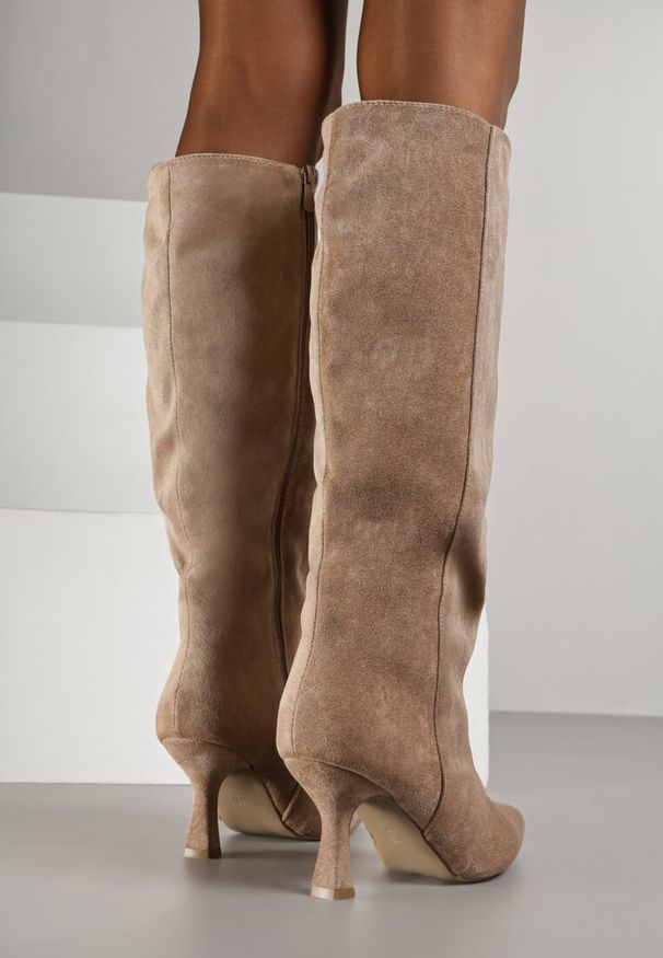 Renee - Ciemnobeżowe Kozaki z Imitacji Zamszu z Przeszywaną Cholewką i Obcasem Kaczuszka Anuvitte. Kolor: beżowy. Materiał: zamsz. Szerokość cholewki: normalna. Obcas: na obcasie. Styl: klasyczny. Wysokość obcasa: średni