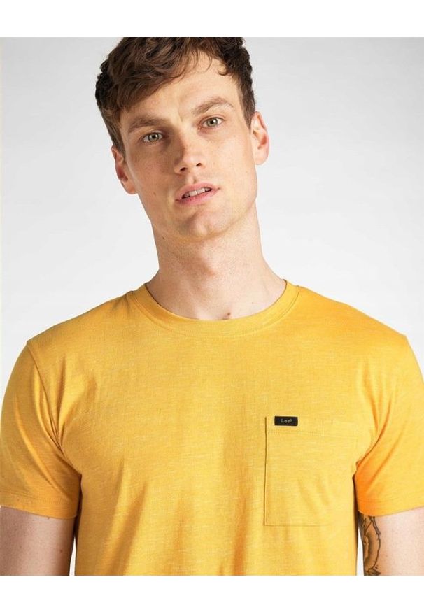 Lee - LEE ULTIMATE POCKET TEE MĘSKI T-SHIRT GOLDEN YELLOW L66JWTNF 112116509