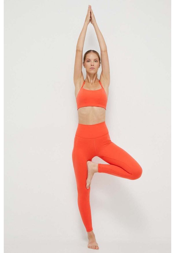 adidas Performance legginsy do jogi Studio kolor czerwony gładkie. Kolor: czerwony. Materiał: skóra, materiał. Wzór: gładki. Sport: joga i pilates