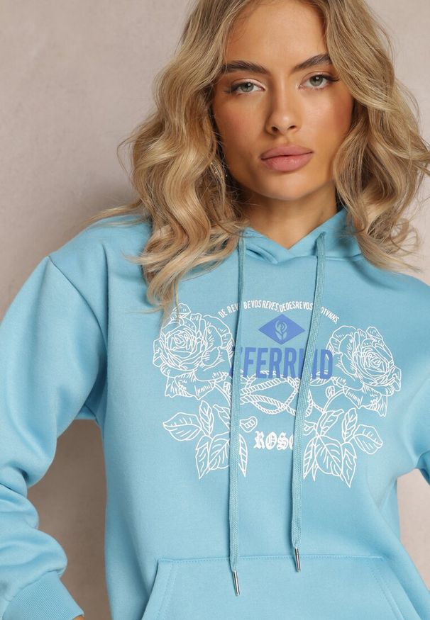 Renee - Jasnoniebieska Modna Bluza z Nadrukiem i Kapturem Ozdobiona Nadrukiem Arinalu. Kolor: niebieski. Materiał: polar. Wzór: nadruk, aplikacja