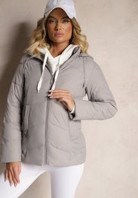 Renee - Jasnoszara Kurtka Pikowana z Kapturem z Możliwością Odpięcia Felathra. Okazja: na co dzień. Typ kołnierza: kaptur. Kolor: szary. Materiał: jeans. Styl: elegancki, casual #3