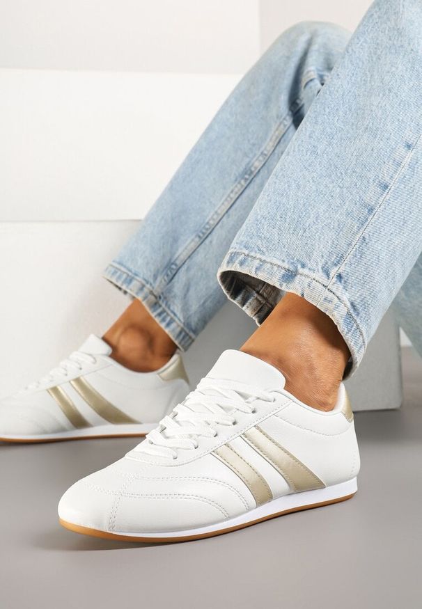 Born2be - Biało-Złote Sznurowane Sneakersy w Stylu Tenisówek Liavessa. Kolor: biały. Materiał: jeans. Obcas: na płaskiej podeszwie