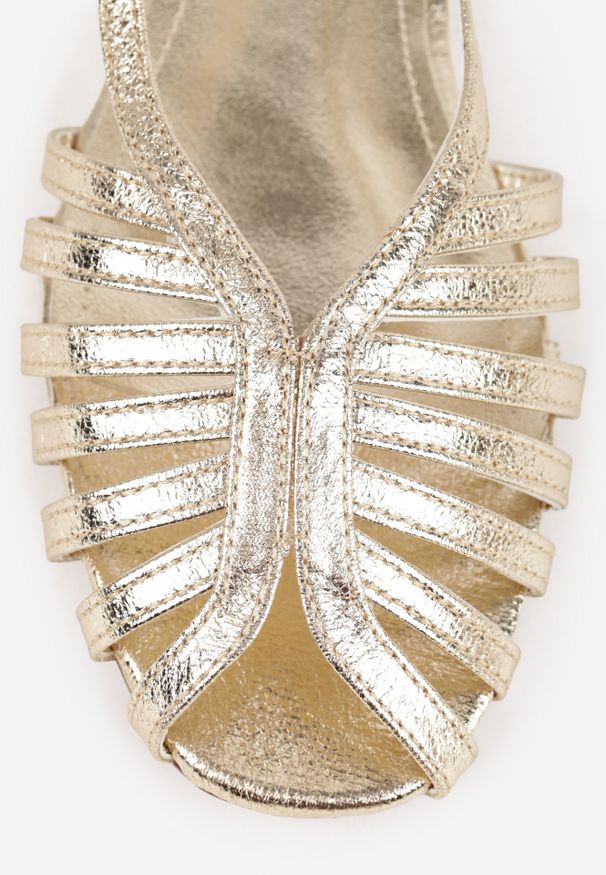 Renee - Złote Sandały Peep Toe VICES na Płaskiej Podeszwie z Cienkimi Paseczkami Nadalila. Okazja: na plażę. Nosek buta: otwarty. Kolor: złoty. Materiał: koronka. Sezon: lato. Obcas: na płaskiej podeszwie. Styl: elegancki