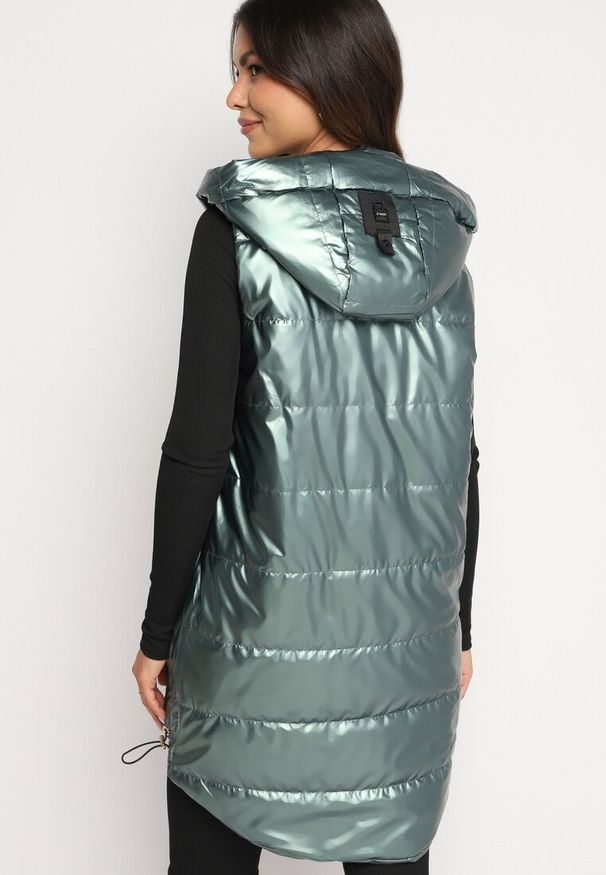 Born2be - Ciemnozielona Pikowana Kamizelka z Kapturem i Troczkami na Dole Terinaes. Okazja: na spacer, na co dzień. Typ kołnierza: kaptur. Kolor: zielony. Materiał: jeans. Styl: elegancki, casual