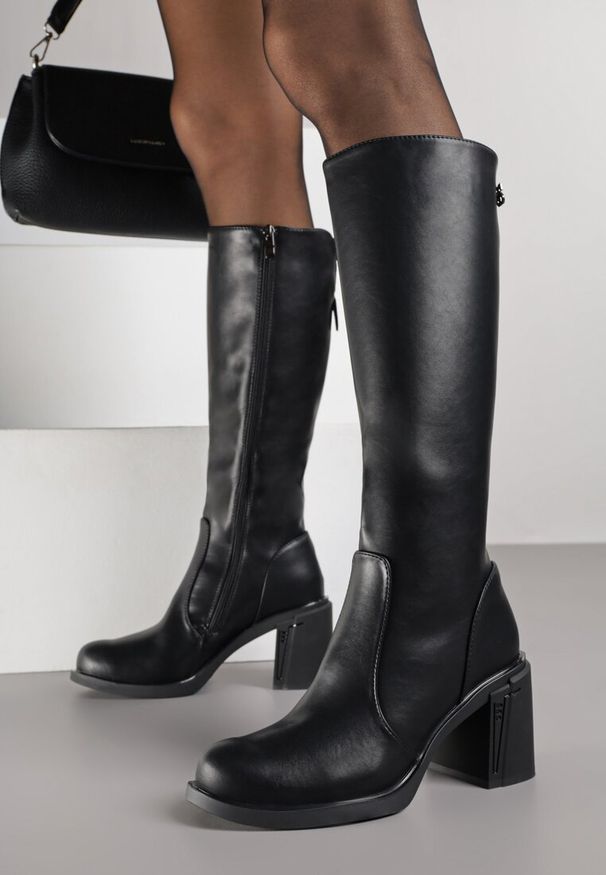 Renee - Czarne Kozaki VICES na Słupku ze Skóry Naturalnej Ozdobione Aplikacjami Refesa. Okazja: na co dzień. Kolor: czarny. Materiał: skóra. Wzór: aplikacja. Obcas: na słupku. Styl: klasyczny, casual. Wysokość obcasa: średni