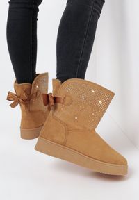 Born2be - Ciemnobeżowe Śniegowce Stikine. Wysokość cholewki: za kostkę. Zapięcie: bez zapięcia. Kolor: beżowy. Materiał: futro, materiał, satyna. Szerokość cholewki: szeroka #2