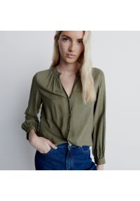Reserved - Bluzka z wiskozy - Zielony. Kolor: zielony. Materiał: wiskoza #1
