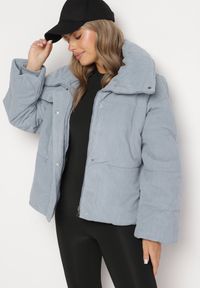 Born2be - Jasnoniebieska Sztruksowa Kurtka z Wysokim Kołnierzem Realitia. Okazja: na co dzień. Typ kołnierza: golf. Kolor: niebieski. Materiał: sztruks. Styl: elegancki, casual #5