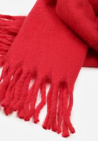 Born2be - Czerwony Szalik z Frędzlami Owedarria. Okazja: na co dzień. Kolor: czerwony. Materiał: jeans, dresówka. Styl: elegancki, casual #3