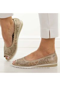 Złote skórzane półbuty damskie M.Daszyński Ol27-1. Okazja: na imprezę, na co dzień. Nosek buta: otwarty. Kolor: złoty. Materiał: skóra. Szerokość cholewki: normalna. Wzór: ażurowy. Sezon: wiosna, lato. Styl: wizytowy, casual, klasyczny, elegancki #1