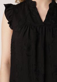 Born2be - Czarna Bawełniana Bluzka z Kwiatowym Haftem i Falbankami Sabrilato. Okazja: na co dzień, do pracy. Typ kołnierza: kołnierz z falbankami. Kolor: czarny. Materiał: bawełna. Wzór: kwiaty, haft. Styl: casual, klasyczny, elegancki #2