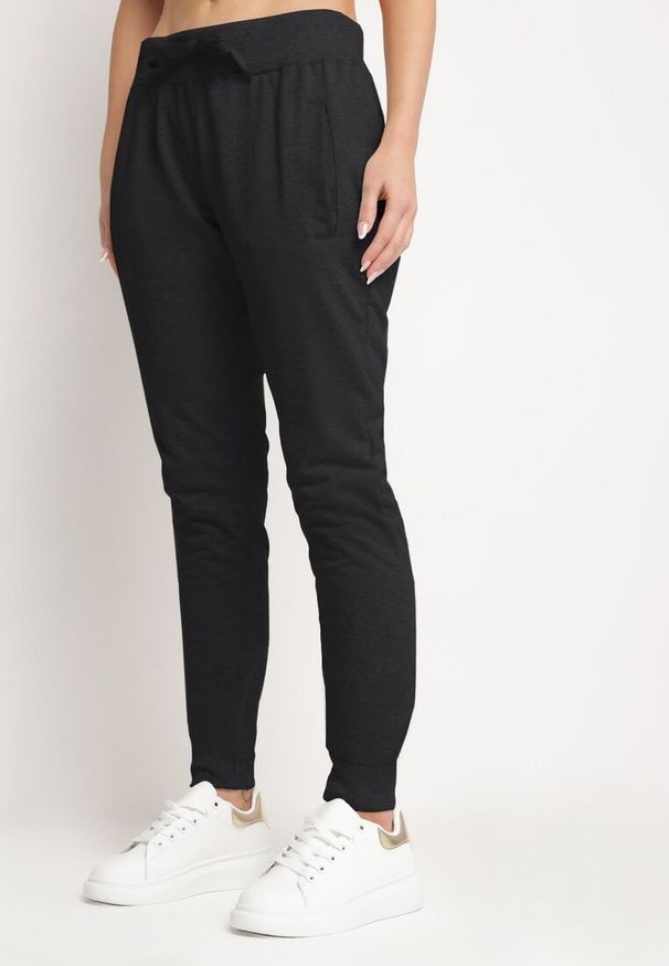 Born2be - Czarne Spodnie Dresowe z Gumką w pasie i Troczkiem Halemia. Okazja: na co dzień. Kolor: czarny. Materiał: dresówka. Długość: długie. Styl: sportowy, elegancki, casual