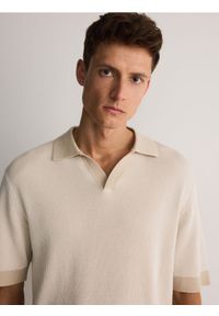 Reserved - Sweter polo z otwartym kołnierzem - beżowy. Kolor: beżowy. Materiał: bawełna, dzianina