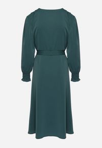 Born2be - Zielona Rozkloszowana Sukienka z Ozdobnymi Guzikami i Wiązanym Paskiem Annorael. Okazja: na spotkanie biznesowe, na spacer. Typ kołnierza: dekolt w kształcie V. Kolor: zielony. Długość rękawa: długi rękaw. Styl: biznesowy, klasyczny, elegancki #5