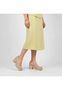 Półbuty damskie Armodo, cholewka ze skóry naturalnej o gładkim wykończeniu, klasyczna linia z zaokrąglonym noskiem, stabilny obcas osadzony na grubej. Okazja: na co dzień. Kolor: beżowy. Materiał: skóra. Szerokość cholewki: normalna. Wzór: gładki. Obcas: na obcasie. Styl: klasyczny. Wysokość obcasa: średni #2