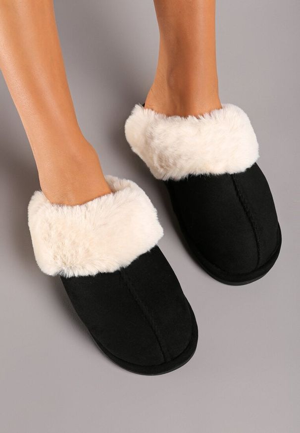 Born2be - Czarne Płaskie Kapcie Ozdobione Futerkiem i Przeszyciem Savindria. Okazja: na co dzień. Kolor: czarny. Materiał: futro. Wzór: aplikacja. Styl: casual, elegancki