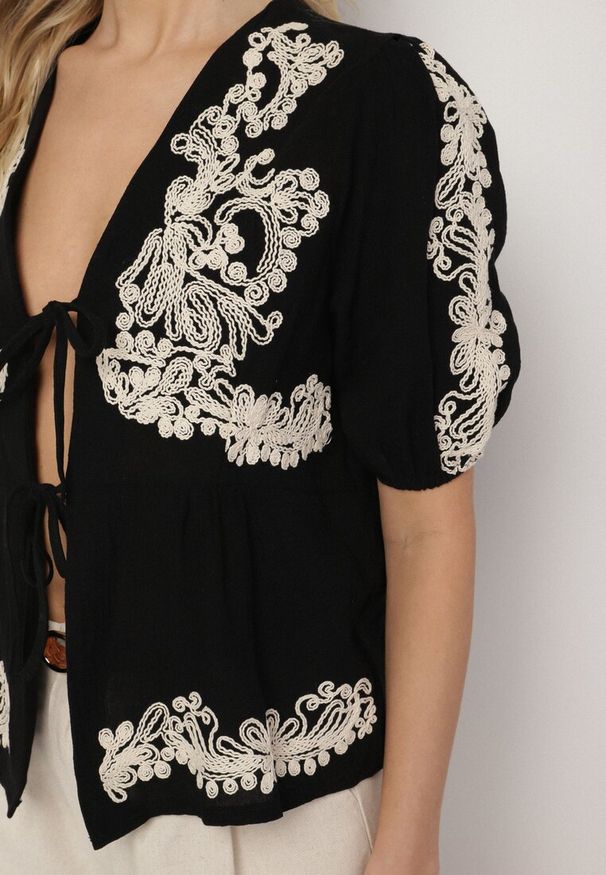 Born2be - Czarna Bawełniana Bluzka z Wiązaniem Zdobiona Haftem Novalisa. Okazja: na co dzień. Kolor: czarny. Materiał: bawełna. Długość rękawa: krótki rękaw. Długość: krótkie. Wzór: aplikacja, haft. Styl: casual, klasyczny