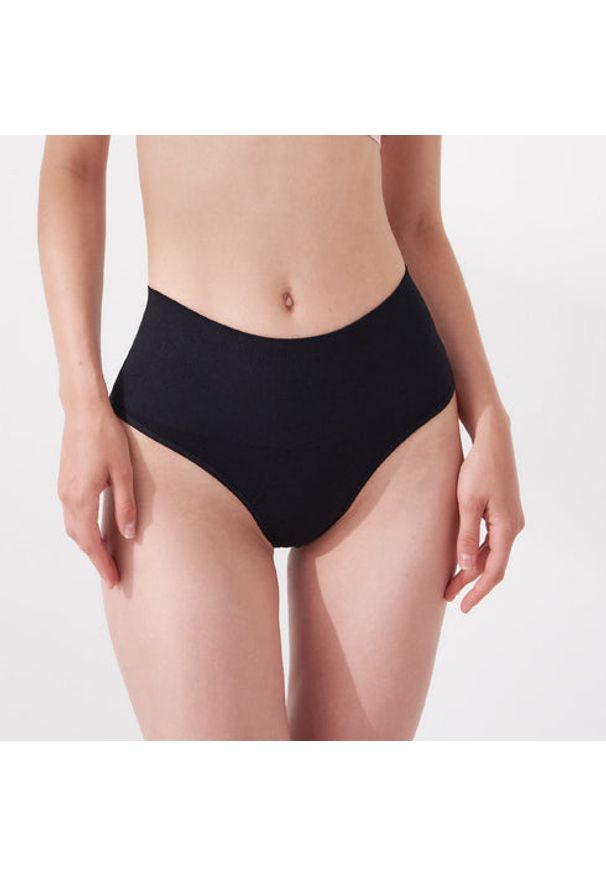 Intica - Stringi damskie z szerokim pasem modelującym Vickey. Kolor: czarny. Materiał: skóra, materiał