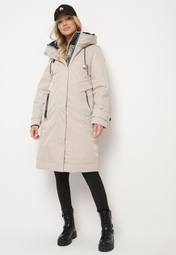 Born2be - Beżowa Pudełkowa Kurtka Typu Parka z Kapturem i Kieszeniami Kaithraea. Typ kołnierza: kaptur. Kolor: beżowy. Materiał: jeans. Sezon: zima. Styl: klasyczny, elegancki