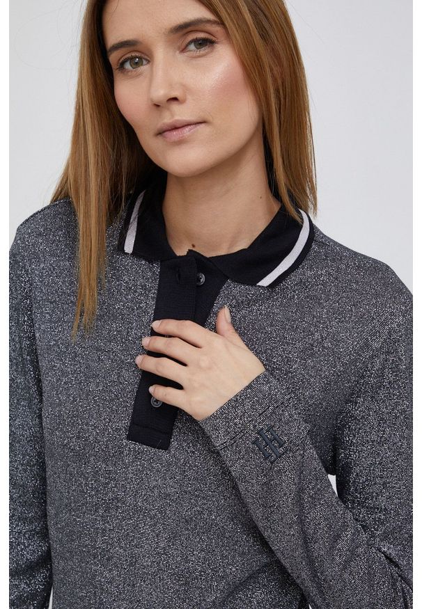 TOMMY HILFIGER - Tommy Hilfiger Sukienka kolor srebrny midi rozkloszowana. Kolor: srebrny. Materiał: dzianina. Typ sukienki: rozkloszowane. Długość: midi