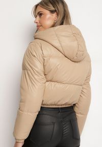 Born2be - Ciemnobeżowa Kurtka Pikowana o Krótkim Fasonie z Kapturem Tinthella. Okazja: na spacer, na co dzień. Typ kołnierza: kaptur. Kolor: beżowy. Materiał: jeans. Długość: krótkie. Wzór: aplikacja. Styl: casual, elegancki #6