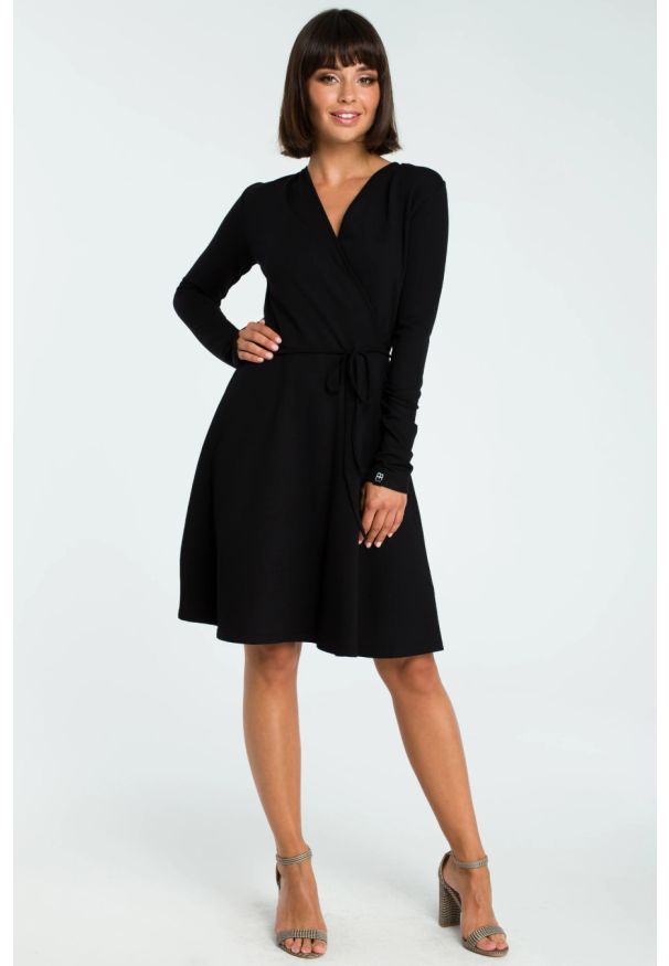 BeWear - Rozkloszowana kopertowa wiązana sukienka czarna. Okazja: na co dzień, do pracy. Kolor: czarny. Typ sukienki: kopertowe. Styl: casual. Długość: midi