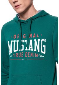 Mustang - BLUZA MUSTANG Printed Hoodie DEEP TEAL 1009346 6433. Okazja: na uczelnię, do pracy. Typ kołnierza: kaptur. Materiał: bawełna, jeans, denim, materiał. Długość: długie. Wzór: aplikacja, nadruk. Sezon: lato, zima. Styl: klasyczny