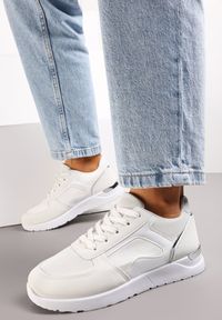 Renee - Białe Sneakersy na Grubej Podeszwie z Metaliczną Wstawką Leesa. Kolor: biały #2
