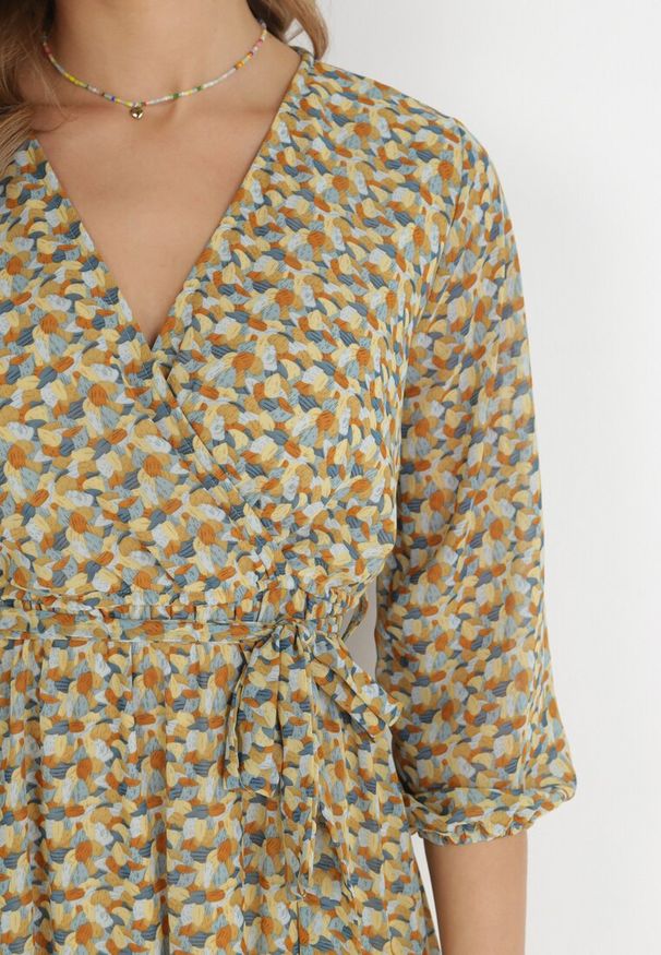 Born2be - Żółto-Zielona Sukienka Kopertowa z Falbanką i Wiązanym Paskiem Luftare. Okazja: na co dzień. Typ kołnierza: dekolt w serek. Kolor: zielony. Długość rękawa: długi rękaw. Typ sukienki: kopertowe. Styl: casual, klasyczny