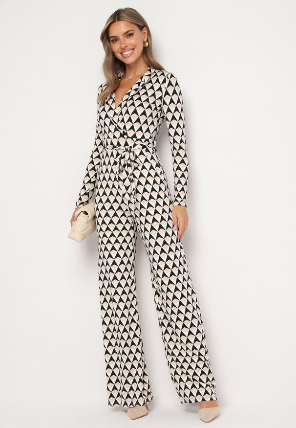 Born2be - Beżowy Kombinezon z Wiązanym Paskiem w Geometryczny Print Ninatti. Okazja: na imprezę, na randkę. Kolor: beżowy. Materiał: materiał. Wzór: geometria, nadruk