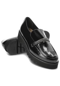 Czarne Półbuty Armodo Eleganckie Buty Damskie. Okazja: na spacer, na spotkanie biznesowe. Zapięcie: pasek. Kolor: czarny. Materiał: lakier, skóra. Wzór: aplikacja. Obcas: na platformie. Styl: elegancki #6