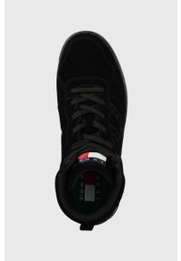 Tommy Jeans sneakersy zamszowe Suede Basket Midcut kolor czarny. Nosek buta: okrągły. Zapięcie: sznurówki. Kolor: czarny. Materiał: zamsz. Szerokość cholewki: normalna #5