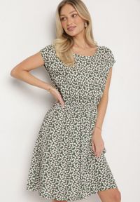 Born2be - Zielona Sukienka z Gumką w Talii w Drobne Kwiatki Tosivia. Okazja: na co dzień. Kolor: zielony. Wzór: kwiaty. Sezon: lato, wiosna. Styl: casual, elegancki