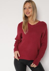 Born2be - Bordowy Sweter z Domieszką Kaszmiru z Dekoltem w Serek Feralaine. Okazja: na co dzień, na spotkanie biznesowe. Typ kołnierza: dekolt w serek. Kolor: czerwony. Materiał: kaszmir. Styl: biznesowy, klasyczny, casual, elegancki #1