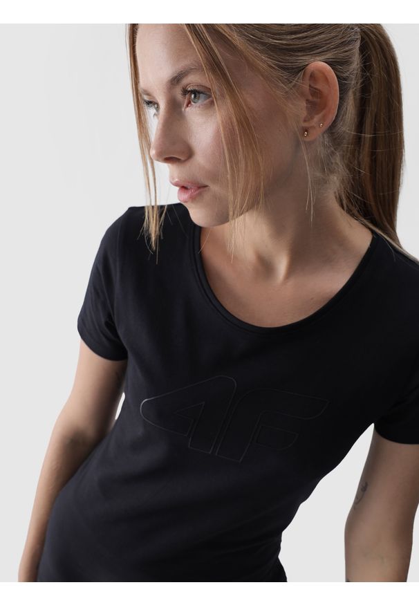 4f - 4F T-shirt slim z nadrukiem damski - czarny L. Okazja: na co dzień. Kolor: czarny. Materiał: jersey, elastan, dzianina, bawełna, materiał. Wzór: nadruk. Styl: sportowy, klasyczny, casual