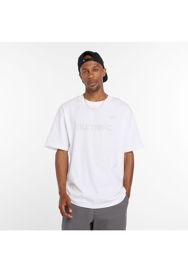 Koszulka męska New Balance Numeric MT51955WT – biała. Kolor: biały. Materiał: bawełna, dresówka. Wzór: aplikacja, napisy