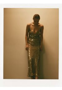 Reserved - Błyszcząca sukienka maxi - złoty. Kolor: złoty. Materiał: tkanina. Długość: maxi #1