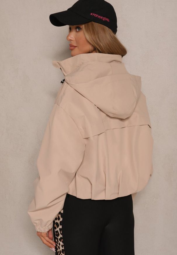 Renee - Beżowa Kurtka Oversize w Sportowym Stylu z Kapturem i Ściągaczem w Pasie Volnea. Okazja: na co dzień. Typ kołnierza: kaptur. Kolor: beżowy. Materiał: jeans. Styl: sportowy