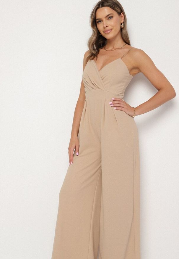 Born2be - Ciemnobeżowy Kombinezon z Trójkątnym Dekoltem na Cienkich Ramiączkach Iliantia. Kolor: beżowy. Materiał: tkanina. Długość rękawa: na ramiączkach. Sezon: lato