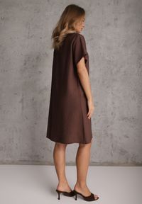 Renee - Brązowa Wiskozowa Sukienka Pudełkowa z Dekoltem w Serek Noludig. Typ kołnierza: dekolt w serek. Kolekcja: plus size. Kolor: brązowy. Materiał: wiskoza. Typ sukienki: dla puszystych #7