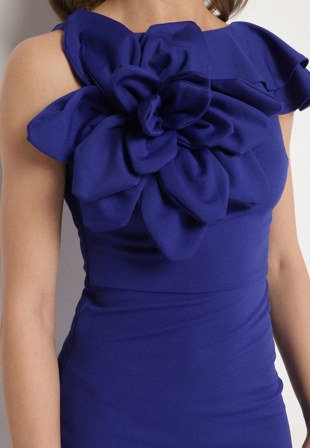 Born2be - Niebieska Asymetryczna Sukienka Koktajlowa Vices z Falbankami i Kwiatem 3D Tolaseia. Okazja: na co dzień. Typ kołnierza: kołnierz z falbankami. Kolor: niebieski. Wzór: kwiaty. Typ sukienki: asymetryczne. Styl: wizytowy