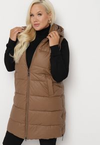 Born2be - Brązowa Pikowana Kamizelka z Kapturem na Suwak i Napy Timella. Okazja: na co dzień, na spacer. Typ kołnierza: kaptur. Kolekcja: plus size. Kolor: brązowy. Materiał: jeans. Wzór: aplikacja. Styl: casual, elegancki, klasyczny #5