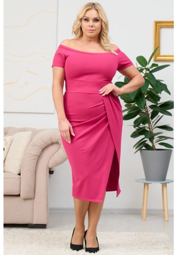 KARKO - Sukienka hiszpanka DELICJA long plus size efektowne rozcięcie malinowa PROMOCJA. Okazja: na karnawał, na spotkanie biznesowe, do pracy, na wesele, na studniówkę, na ślub cywilny. Typ kołnierza: dekolt hiszpanka. Kolekcja: plus size. Kolor: różowy. Materiał: skóra, dzianina, poliester, materiał, elastan. Długość rękawa: krótki rękaw. Typ sukienki: dla puszystych. Styl: klasyczny, biznesowy, wizytowy, elegancki. Długość: midi