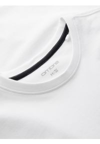 Ombre Clothing - Męska koszulka SLIM FIT z okrągłym dekoltem i logotypem – biała V1. Okazja: na co dzień. Kolor: biały. Materiał: bawełna, elastan, jersey, dzianina. Wzór: nadruk. Styl: casual #7
