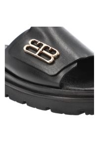 Czarne Klapki Armodo Eleganckie Obuwie Damskie. Okazja: na co dzień. Kolor: czarny. Materiał: skóra. Wzór: aplikacja. Sezon: lato. Styl: elegancki #7