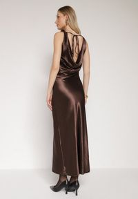Born2be - Brązowa Koktajlowa Sukienka Satynowa z Wiskozy z Bawełną Delinavia. Kolor: brązowy. Materiał: satyna, bawełna, wiskoza. Styl: wizytowy #6