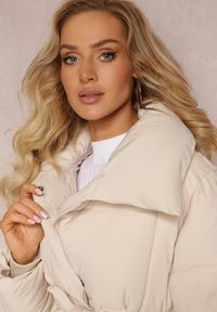 Renee - Jasnobeżowa Pikowana Kurtka z Paskiem w Talii i Szerokim Kołnierzem Fusteni. Kolor: beżowy. Materiał: tkanina. Sezon: zima, jesień #5