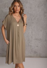 Renee - Ciemnobeżowa Sukienka o Pudełkowym Kroju z Lnem i Wiskozą Zdobiona Guzikiem Mezynore. Kolekcja: plus size. Kolor: beżowy. Materiał: wiskoza, len. Wzór: aplikacja. Typ sukienki: dla puszystych. Styl: boho, wakacyjny #7