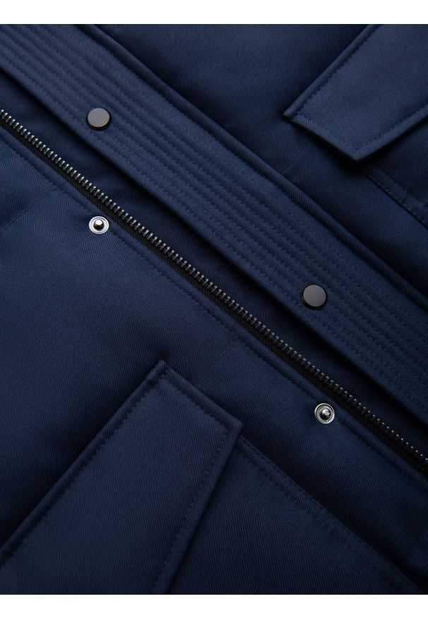 Ombre Clothing - Długa ciepła kurtka męska z kapturem typu parka – granatowa V1 OM-JALJ-0182 - XXL. Typ kołnierza: kaptur. Kolor: niebieski. Materiał: futro, poliester, syntetyk, materiał, tkanina. Długość: długie. Wzór: aplikacja, ze splotem, paski. Styl: elegancki