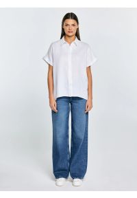Big-Star - Koszula damska lniana biała Riore 101. Okazja: na spacer, na plażę. Typ kołnierza: kołnierzyk klasyczny. Kolor: biały. Materiał: len. Długość rękawa: krótki rękaw. Długość: krótkie. Sezon: lato. Styl: klasyczny, wakacyjny, elegancki #6